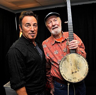 「ブルース・スプリングスティーン、南アフリカ公演でピート・シーガーを追悼」