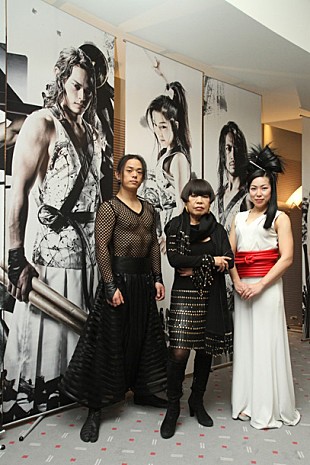 「コシノジュンコ ドラム・ダンス・エンターテインメント集団TAOを激励」