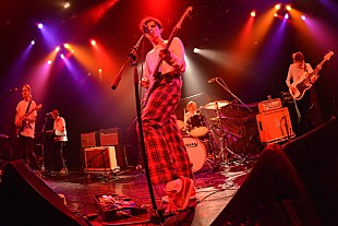 「スイム・ディープ ライトでほろ苦いサウンドを凝縮した30分」