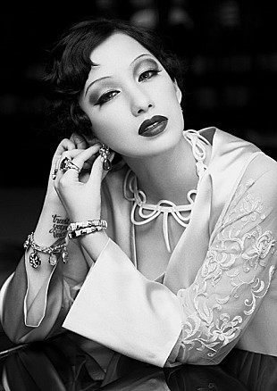 「中島美嘉 松田美由紀による等身大写真展に登場 ポスターにも」