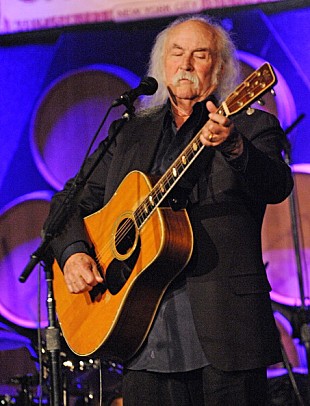 「デヴィッド・クロスビー、心臓手術のため公演を延期」