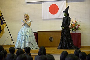 「劇団四季『ウィキッド』のキャストが卒業式にサプライズ登場」