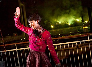 「剛力彩芽 ファンを気遣いながらも雨の中、花火バックにガオガオダンス」