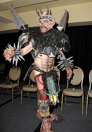 「シンガーを亡くしたGWAR、悲劇に負けず恒例イベント開催へ」