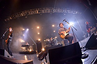 「トラヴィス大阪公演レポート、5年ぶりの来日公演で温かな人柄を心ゆくまで堪能」