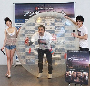 「ハーフ芸人デニス植野、ドームの中から海外ドラマ進出をアピール!?」