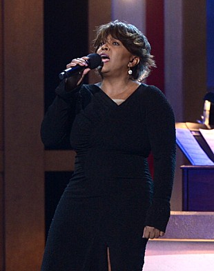 「アニタ・ベイカー 未払い問題で自宅の施工会社に反論」