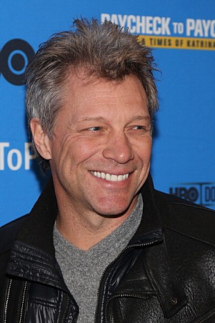 「ジョン・ボン・ジョヴィ、低所得者向け住宅オープンを手伝う」