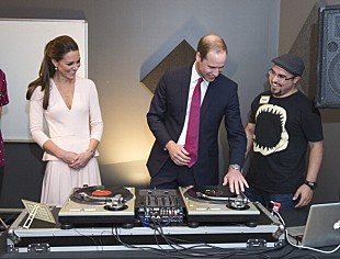 「ウィリアム王子がキャサリン妃とDJ体験、その腕前は……」