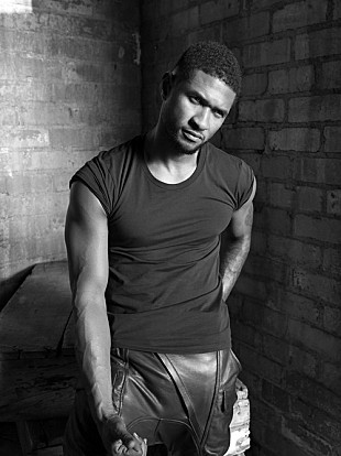 「アッシャーが2年ぶりの新曲を公開＆MVではドラムプレイも披露」