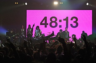 「カサビアンの新作日本盤リリース日決定＆パリでの初披露ライブレポ」