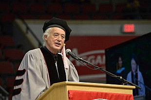 「ジミー・ペイジ、バークリー音楽大学から博士号を授与される」