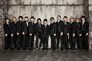 「 スカパラ×アジカン 13人の揃いスーツ写真が公開、タイトルは「Wake Up!」」