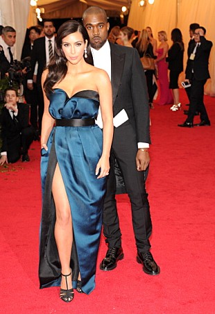 「カニエ・ウェストとカーダシアンがパリに。挙式の噂が錯綜!?」