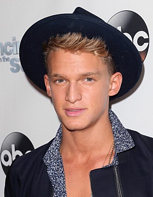 「コーディー・シンプソンが高校卒業式で語った“世界で最もセクシーなもの”」