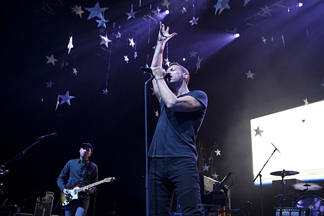 「「この美しい国にまた来れてとても幸せ」コールドプレイによる一夜限りのプレミアム・ライブが開催」1枚目/3