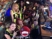 「E-girlsが本日より『dヒッツ』のCM出演、DJダケと初コラボ」1枚目/3