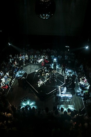 「パスピエ リリース記念イベントで360度取り囲むバンド初の円形型フロアライブが大盛況＆8月からはお中元企画も」