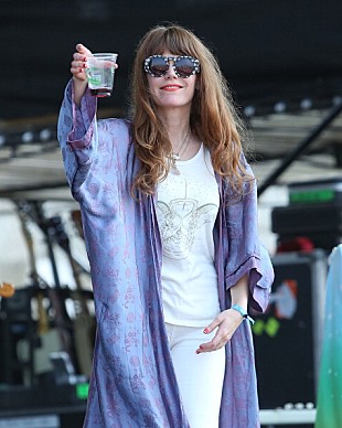 「ジェニー・ルイス、新作をワインと抱き合わせで販売」