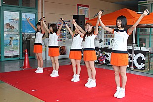 「ひめキュン auのコスチュームでライブ、次はファミレスユニフォームで？」