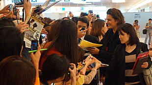 「オーランド・ブルーム来日！　羽田空港にファン300人が熱烈歓迎」