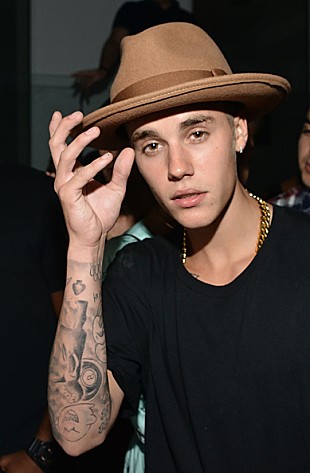 「J・ビーバー、公道レースで一緒に逮捕されたカリルの新作に偽名で参加」