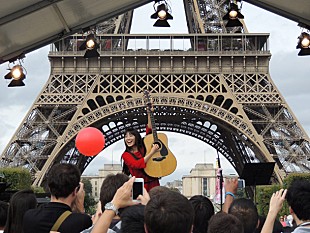 「miwa エッフェル塔を背に100人の中高生と書き下ろし曲披露」