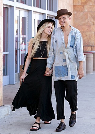 「アシュリー・シンプソン エヴァン・ロスと結婚」