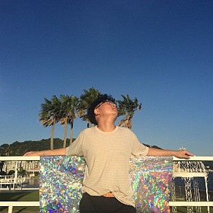 「須藤寿 with gomes、Awesome City Clubら、夕暮れとともに楽しめるアコースティックライブ開催」