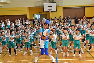 「小島よしお、一億円の保険をかけた腹筋で海外進出!?　」