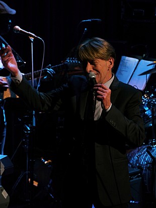 「深まり行く秋の夜を堪能する洗練されたステージ。今宵、ボビーの歌声による深い余韻を味わって…。　ボビー・コールドウェルライブレポート」