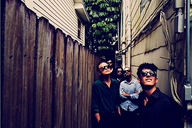 「海外メディアも大絶賛のフロリダ出身の5人組マーチャンダイズ、最新作から日本語字幕付MVが公開中」1枚目/2