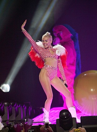 「マイリー・サイラス、“ナマ下乳”でビートルズ全曲カバーアルバムをお祝い!?」