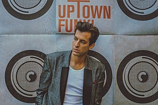 「マーク・ロンソンがブルーノ・マーズを迎えた新曲を緊急配信、来年初頭にアルバムも」