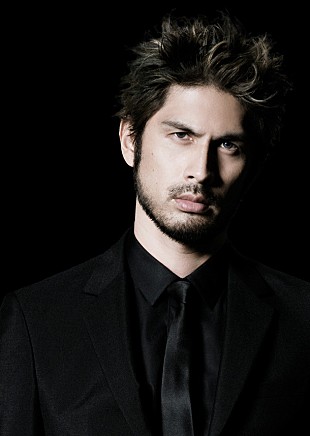 「平井堅 ミュージカル映画『アニー』で主題歌「Tomorrow」カバー、いい歳して走り出したい気分です！（笑）」