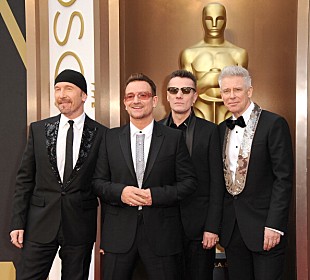 「U2、ボノの怪我でテレビ番組への出演を延期」