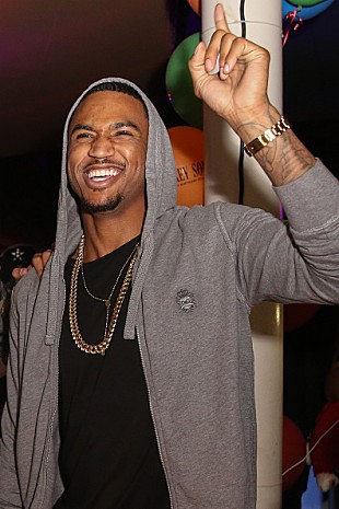 「トレイ・ソングス、視聴者参加のインタラクティブMVでセクシー美女を誘惑」