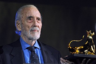 「“白の魔法使い”クリストファー・リー（92）がヘヴィ・メタルなクリスマス曲を歌う」