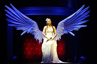 「安室奈美恵 愛と多幸感に溢れた2014年ツアー終幕“世界を救える笑顔”」