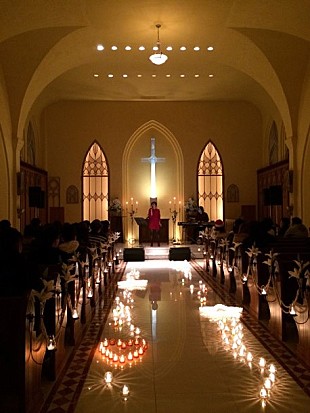 「AZU 聖夜に教会でSPECIAL LIVEを遂行「ALL I WANT FOR CHRISTMAS IS YOU」カバー熱唱」