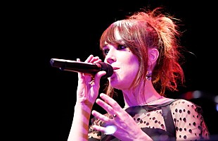 「ZAZ “まるでパリの街角にいるような”一夜限りの超プレミアムライブを開催」