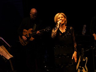 「ジュリア・フォーダム 7年振りのBillboard Live ジャジーな夜を“歌”で演出」