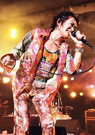 「忌野清志郎、ライヴ映像で構成された映画の全国公開に先駆けスペシャで特集番組が放送」