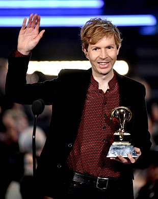 「【第57回グラミー賞】最優秀アルバム賞はベック『モーニング・フェイズ』が受賞」