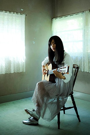 「“天性のスモーキーボイス”藤原さくら メジャーデビュー作よりMV公開」