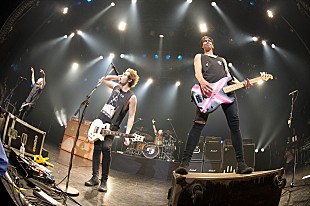 「5SOS 「今日のライヴは今までで一番！」ファイヴ・セカンズ・オブ・サマーが初単独公演で1400人を魅了」