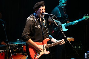 「リチャード・トンプソン　全身に染み渡る魔法のようなギター・プレイと燻し銀の歌。余裕綽々で紡ぐリチャードのブリティッシュ・ミュージックに浸る夕べ。」