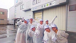 「さんみゅ～“純白の社会科見学”CDプレス工場で123枚の直筆サイン「たくさんの人にこの曲が届きますように！」」