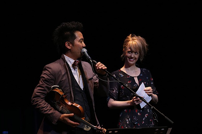 「Kishi Bashi 初ビルボードライブ公演で観客を魅了、人気朝ドラ出演シャーロット・ケイト・フォックスが飛び入り」1枚目/4