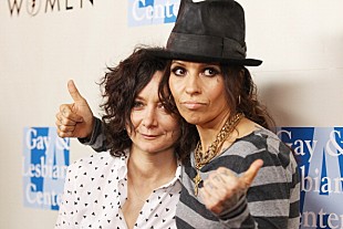 「同性婚したリンダ・ペリー＆サラ・ギルバートに第一子誕生」